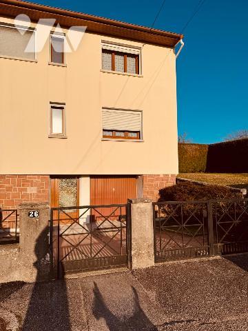 Maison mitoyenne d'un côté au calme