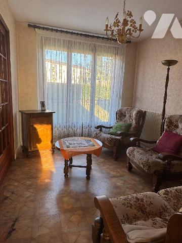 Maison mitoyenne d'un côté au calme