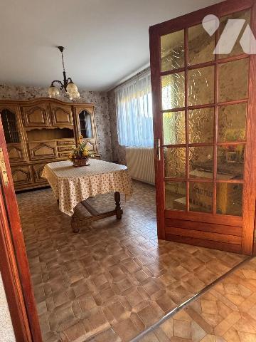 Maison mitoyenne d'un côté au calme