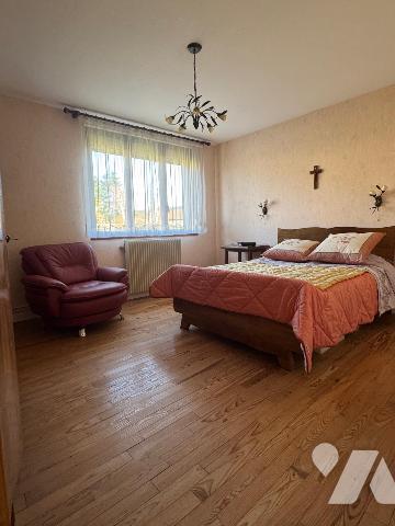 Maison mitoyenne d'un côté au calme