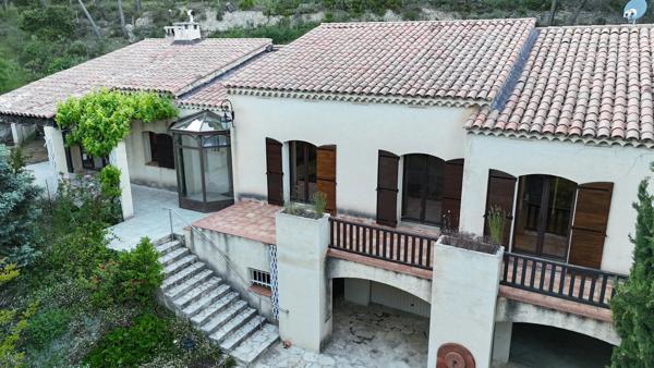Maison
         6 pièces
        - 180 m² Bien prestige 899 000 € *