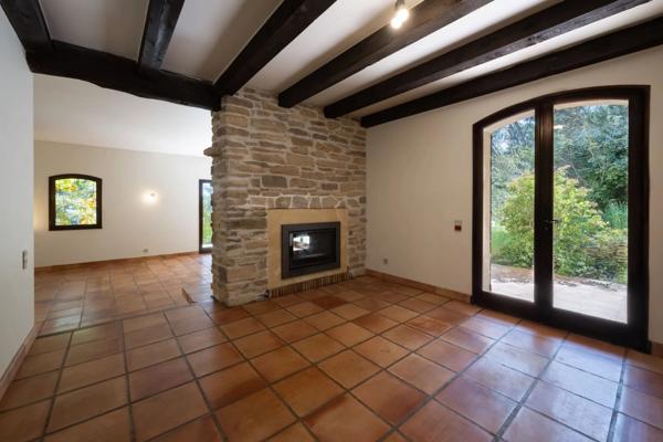 Maison
         6 pièces
        - 180 m² Bien prestige 899 000 € *