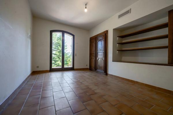 Maison
         6 pièces
        - 180 m² Bien prestige 899 000 € *