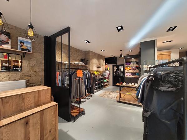 Magnifique magasin, emplacement Numéro 1, refait à neuf cédé avec son meublant