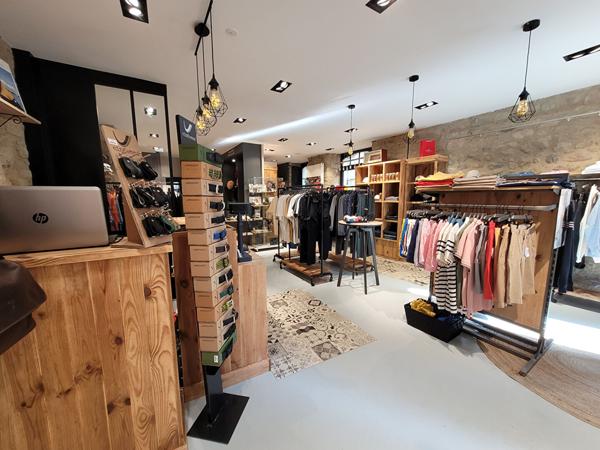 Magnifique magasin, emplacement Numéro 1, refait à neuf cédé avec son meublant