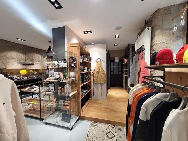 Magnifique magasin, emplacement Numéro 1, refait à neuf cédé avec son meublant