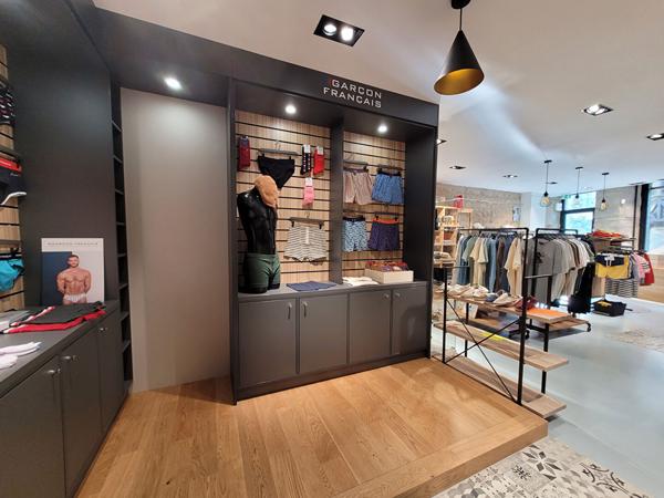 Magnifique magasin, emplacement Numéro 1, refait à neuf cédé avec son meublant