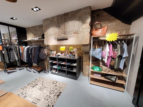 Magnifique magasin, emplacement Numéro 1, refait à neuf cédé avec son meublant