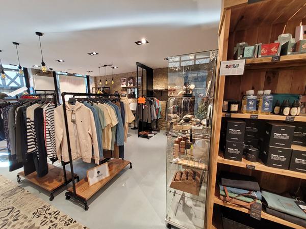 Magnifique magasin, emplacement Numéro 1, refait à neuf cédé avec son meublant