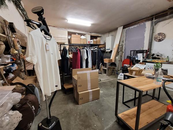 Magnifique magasin, emplacement Numéro 1, refait à neuf cédé avec son meublant