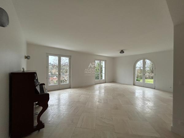 Maison Pontoise 6 pièce(s) 124.70 m2 €588 000 ** - Référence 11160