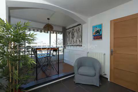 Je vous invite à découvrir ce charmant appartement T2 de 40 m² habitable, idéalement situé en plein cœur de La Grande-Motte, au sein d’une résidence sécurisée, recherchée et parfaitement entretenue.
Entièrement rénové et vendu meublé et climatisé, ce bien offre un cadre de vie confortable et immédiatement habitable. Son emplacement privilégié permet de profiter pleinement de l’atmosphère balnéaire de La Grande-Motte, avec la mer, les commerces et les animations accessibles à pied. L’appartement bénéficie également d’un agréable aperçu latéral sur la mer.
La résidence propose des prestations particulièrement appréciables au quotidien : gardien, piscine, ascenseur et espaces communs soigneusement entretenus.
Situation exceptionnelle :
À seulement 50 m du Quai d’Honneur
À 200 m de la plage
En plein hypercentre, à proximité immédiate des commerces, restaurants et animations
Ce bien constitue une excellente opportunité, que ce soit pour une résidence principale, un pied-à-terre en bord de mer ou un investissement locatif. Sa rénovation, sa vente meublée et son emplacement recherché en font un bien pratique, attractif et facile à valoriser.
Je serais ravi(e) de vous le faire découvrir lors d’une visite.