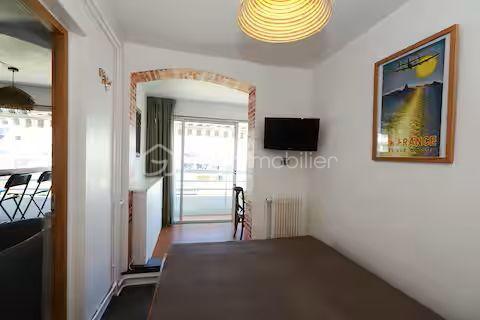 Je vous invite à découvrir ce charmant appartement T2 de 40 m² habitable, idéalement situé en plein cœur de La Grande-Motte, au sein d’une résidence sécurisée, recherchée et parfaitement entretenue.
Entièrement rénové et vendu meublé et climatisé, ce bien offre un cadre de vie confortable et immédiatement habitable. Son emplacement privilégié permet de profiter pleinement de l’atmosphère balnéaire de La Grande-Motte, avec la mer, les commerces et les animations accessibles à pied. L’appartement bénéficie également d’un agréable aperçu latéral sur la mer.
La résidence propose des prestations particulièrement appréciables au quotidien : gardien, piscine, ascenseur et espaces communs soigneusement entretenus.
Situation exceptionnelle :
À seulement 50 m du Quai d’Honneur
À 200 m de la plage
En plein hypercentre, à proximité immédiate des commerces, restaurants et animations
Ce bien constitue une excellente opportunité, que ce soit pour une résidence principale, un pied-à-terre en bord de mer ou un investissement locatif. Sa rénovation, sa vente meublée et son emplacement recherché en font un bien pratique, attractif et facile à valoriser.
Je serais ravi(e) de vous le faire découvrir lors d’une visite.