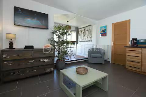 Je vous invite à découvrir ce charmant appartement T2 de 40 m² habitable, idéalement situé en plein cœur de La Grande-Motte, au sein d’une résidence sécurisée, recherchée et parfaitement entretenue.
Entièrement rénové et vendu meublé et climatisé, ce bien offre un cadre de vie confortable et immédiatement habitable. Son emplacement privilégié permet de profiter pleinement de l’atmosphère balnéaire de La Grande-Motte, avec la mer, les commerces et les animations accessibles à pied. L’appartement bénéficie également d’un agréable aperçu latéral sur la mer.
La résidence propose des prestations particulièrement appréciables au quotidien : gardien, piscine, ascenseur et espaces communs soigneusement entretenus.
Situation exceptionnelle :
À seulement 50 m du Quai d’Honneur
À 200 m de la plage
En plein hypercentre, à proximité immédiate des commerces, restaurants et animations
Ce bien constitue une excellente opportunité, que ce soit pour une résidence principale, un pied-à-terre en bord de mer ou un investissement locatif. Sa rénovation, sa vente meublée et son emplacement recherché en font un bien pratique, attractif et facile à valoriser.
Je serais ravi(e) de vous le faire découvrir lors d’une visite.