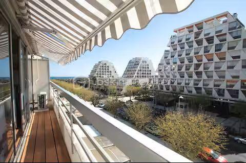 Je vous invite à découvrir ce charmant appartement T2 de 40 m² habitable, idéalement situé en plein cœur de La Grande-Motte, au sein d’une résidence sécurisée, recherchée et parfaitement entretenue.
Entièrement rénové et vendu meublé et climatisé, ce bien offre un cadre de vie confortable et immédiatement habitable. Son emplacement privilégié permet de profiter pleinement de l’atmosphère balnéaire de La Grande-Motte, avec la mer, les commerces et les animations accessibles à pied. L’appartement bénéficie également d’un agréable aperçu latéral sur la mer.
La résidence propose des prestations particulièrement appréciables au quotidien : gardien, piscine, ascenseur et espaces communs soigneusement entretenus.
Situation exceptionnelle :
À seulement 50 m du Quai d’Honneur
À 200 m de la plage
En plein hypercentre, à proximité immédiate des commerces, restaurants et animations
Ce bien constitue une excellente opportunité, que ce soit pour une résidence principale, un pied-à-terre en bord de mer ou un investissement locatif. Sa rénovation, sa vente meublée et son emplacement recherché en font un bien pratique, attractif et facile à valoriser.
Je serais ravi(e) de vous le faire découvrir lors d’une visite.