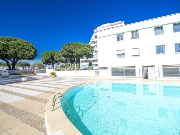 Je vous invite à découvrir ce charmant appartement T2 de 40 m² habitable, idéalement situé en plein cœur de La Grande-Motte, au sein d’une résidence sécurisée, recherchée et parfaitement entretenue.
Entièrement rénové et vendu meublé et climatisé, ce bien offre un cadre de vie confortable et immédiatement habitable. Son emplacement privilégié permet de profiter pleinement de l’atmosphère balnéaire de La Grande-Motte, avec la mer, les commerces et les animations accessibles à pied. L’appartement bénéficie également d’un agréable aperçu latéral sur la mer.
La résidence propose des prestations particulièrement appréciables au quotidien : gardien, piscine, ascenseur et espaces communs soigneusement entretenus.
Situation exceptionnelle :
À seulement 50 m du Quai d’Honneur
À 200 m de la plage
En plein hypercentre, à proximité immédiate des commerces, restaurants et animations
Ce bien constitue une excellente opportunité, que ce soit pour une résidence principale, un pied-à-terre en bord de mer ou un investissement locatif. Sa rénovation, sa vente meublée et son emplacement recherché en font un bien pratique, attractif et facile à valoriser.
Je serais ravi(e) de vous le faire découvrir lors d’une visite.