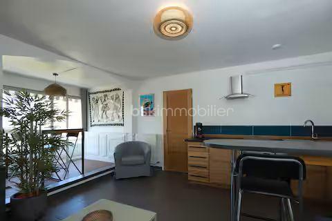 Je vous invite à découvrir ce charmant appartement T2 de 40 m² habitable, idéalement situé en plein cœur de La Grande-Motte, au sein d’une résidence sécurisée, recherchée et parfaitement entretenue.
Entièrement rénové et vendu meublé et climatisé, ce bien offre un cadre de vie confortable et immédiatement habitable. Son emplacement privilégié permet de profiter pleinement de l’atmosphère balnéaire de La Grande-Motte, avec la mer, les commerces et les animations accessibles à pied. L’appartement bénéficie également d’un agréable aperçu latéral sur la mer.
La résidence propose des prestations particulièrement appréciables au quotidien : gardien, piscine, ascenseur et espaces communs soigneusement entretenus.
Situation exceptionnelle :
À seulement 50 m du Quai d’Honneur
À 200 m de la plage
En plein hypercentre, à proximité immédiate des commerces, restaurants et animations
Ce bien constitue une excellente opportunité, que ce soit pour une résidence principale, un pied-à-terre en bord de mer ou un investissement locatif. Sa rénovation, sa vente meublée et son emplacement recherché en font un bien pratique, attractif et facile à valoriser.
Je serais ravi(e) de vous le faire découvrir lors d’une visite.