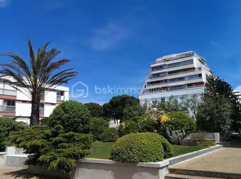 Je vous invite à découvrir ce charmant appartement T2 de 40 m² habitable, idéalement situé en plein cœur de La Grande-Motte, au sein d’une résidence sécurisée, recherchée et parfaitement entretenue.
Entièrement rénové et vendu meublé et climatisé, ce bien offre un cadre de vie confortable et immédiatement habitable. Son emplacement privilégié permet de profiter pleinement de l’atmosphère balnéaire de La Grande-Motte, avec la mer, les commerces et les animations accessibles à pied. L’appartement bénéficie également d’un agréable aperçu latéral sur la mer.
La résidence propose des prestations particulièrement appréciables au quotidien : gardien, piscine, ascenseur et espaces communs soigneusement entretenus.
Situation exceptionnelle :
À seulement 50 m du Quai d’Honneur
À 200 m de la plage
En plein hypercentre, à proximité immédiate des commerces, restaurants et animations
Ce bien constitue une excellente opportunité, que ce soit pour une résidence principale, un pied-à-terre en bord de mer ou un investissement locatif. Sa rénovation, sa vente meublée et son emplacement recherché en font un bien pratique, attractif et facile à valoriser.
Je serais ravi(e) de vous le faire découvrir lors d’une visite.
