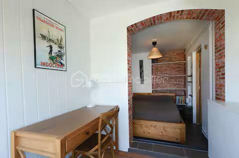 Je vous invite à découvrir ce charmant appartement T2 de 40 m² habitable, idéalement situé en plein cœur de La Grande-Motte, au sein d’une résidence sécurisée, recherchée et parfaitement entretenue.
Entièrement rénové et vendu meublé et climatisé, ce bien offre un cadre de vie confortable et immédiatement habitable. Son emplacement privilégié permet de profiter pleinement de l’atmosphère balnéaire de La Grande-Motte, avec la mer, les commerces et les animations accessibles à pied. L’appartement bénéficie également d’un agréable aperçu latéral sur la mer.
La résidence propose des prestations particulièrement appréciables au quotidien : gardien, piscine, ascenseur et espaces communs soigneusement entretenus.
Situation exceptionnelle :
À seulement 50 m du Quai d’Honneur
À 200 m de la plage
En plein hypercentre, à proximité immédiate des commerces, restaurants et animations
Ce bien constitue une excellente opportunité, que ce soit pour une résidence principale, un pied-à-terre en bord de mer ou un investissement locatif. Sa rénovation, sa vente meublée et son emplacement recherché en font un bien pratique, attractif et facile à valoriser.
Je serais ravi(e) de vous le faire découvrir lors d’une visite.