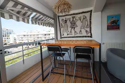 Je vous invite à découvrir ce charmant appartement T2 de 40 m² habitable, idéalement situé en plein cœur de La Grande-Motte, au sein d’une résidence sécurisée, recherchée et parfaitement entretenue.
Entièrement rénové et vendu meublé et climatisé, ce bien offre un cadre de vie confortable et immédiatement habitable. Son emplacement privilégié permet de profiter pleinement de l’atmosphère balnéaire de La Grande-Motte, avec la mer, les commerces et les animations accessibles à pied. L’appartement bénéficie également d’un agréable aperçu latéral sur la mer.
La résidence propose des prestations particulièrement appréciables au quotidien : gardien, piscine, ascenseur et espaces communs soigneusement entretenus.
Situation exceptionnelle :
À seulement 50 m du Quai d’Honneur
À 200 m de la plage
En plein hypercentre, à proximité immédiate des commerces, restaurants et animations
Ce bien constitue une excellente opportunité, que ce soit pour une résidence principale, un pied-à-terre en bord de mer ou un investissement locatif. Sa rénovation, sa vente meublée et son emplacement recherché en font un bien pratique, attractif et facile à valoriser.
Je serais ravi(e) de vous le faire découvrir lors d’une visite.