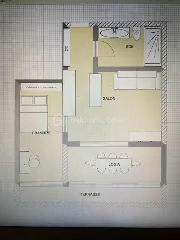 Je vous invite à découvrir ce charmant appartement T2 de 40 m² habitable, idéalement situé en plein cœur de La Grande-Motte, au sein d’une résidence sécurisée, recherchée et parfaitement entretenue.
Entièrement rénové et vendu meublé et climatisé, ce bien offre un cadre de vie confortable et immédiatement habitable. Son emplacement privilégié permet de profiter pleinement de l’atmosphère balnéaire de La Grande-Motte, avec la mer, les commerces et les animations accessibles à pied. L’appartement bénéficie également d’un agréable aperçu latéral sur la mer.
La résidence propose des prestations particulièrement appréciables au quotidien : gardien, piscine, ascenseur et espaces communs soigneusement entretenus.
Situation exceptionnelle :
À seulement 50 m du Quai d’Honneur
À 200 m de la plage
En plein hypercentre, à proximité immédiate des commerces, restaurants et animations
Ce bien constitue une excellente opportunité, que ce soit pour une résidence principale, un pied-à-terre en bord de mer ou un investissement locatif. Sa rénovation, sa vente meublée et son emplacement recherché en font un bien pratique, attractif et facile à valoriser.
Je serais ravi(e) de vous le faire découvrir lors d’une visite.