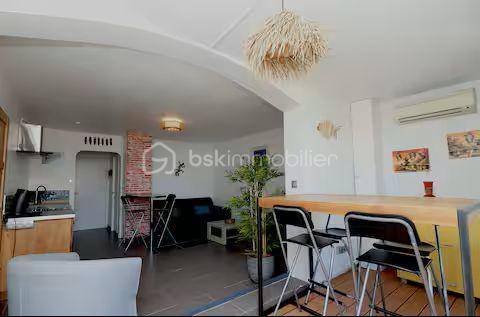 Je vous invite à découvrir ce charmant appartement T2 de 40 m² habitable, idéalement situé en plein cœur de La Grande-Motte, au sein d’une résidence sécurisée, recherchée et parfaitement entretenue.
Entièrement rénové et vendu meublé et climatisé, ce bien offre un cadre de vie confortable et immédiatement habitable. Son emplacement privilégié permet de profiter pleinement de l’atmosphère balnéaire de La Grande-Motte, avec la mer, les commerces et les animations accessibles à pied. L’appartement bénéficie également d’un agréable aperçu latéral sur la mer.
La résidence propose des prestations particulièrement appréciables au quotidien : gardien, piscine, ascenseur et espaces communs soigneusement entretenus.
Situation exceptionnelle :
À seulement 50 m du Quai d’Honneur
À 200 m de la plage
En plein hypercentre, à proximité immédiate des commerces, restaurants et animations
Ce bien constitue une excellente opportunité, que ce soit pour une résidence principale, un pied-à-terre en bord de mer ou un investissement locatif. Sa rénovation, sa vente meublée et son emplacement recherché en font un bien pratique, attractif et facile à valoriser.
Je serais ravi(e) de vous le faire découvrir lors d’une visite.