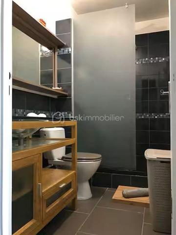 Je vous invite à découvrir ce charmant appartement T2 de 40 m² habitable, idéalement situé en plein cœur de La Grande-Motte, au sein d’une résidence sécurisée, recherchée et parfaitement entretenue.
Entièrement rénové et vendu meublé et climatisé, ce bien offre un cadre de vie confortable et immédiatement habitable. Son emplacement privilégié permet de profiter pleinement de l’atmosphère balnéaire de La Grande-Motte, avec la mer, les commerces et les animations accessibles à pied. L’appartement bénéficie également d’un agréable aperçu latéral sur la mer.
La résidence propose des prestations particulièrement appréciables au quotidien : gardien, piscine, ascenseur et espaces communs soigneusement entretenus.
Situation exceptionnelle :
À seulement 50 m du Quai d’Honneur
À 200 m de la plage
En plein hypercentre, à proximité immédiate des commerces, restaurants et animations
Ce bien constitue une excellente opportunité, que ce soit pour une résidence principale, un pied-à-terre en bord de mer ou un investissement locatif. Sa rénovation, sa vente meublée et son emplacement recherché en font un bien pratique, attractif et facile à valoriser.
Je serais ravi(e) de vous le faire découvrir lors d’une visite.