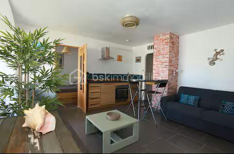 Je vous invite à découvrir ce charmant appartement T2 de 40 m² habitable, idéalement situé en plein cœur de La Grande-Motte, au sein d’une résidence sécurisée, recherchée et parfaitement entretenue.
Entièrement rénové et vendu meublé et climatisé, ce bien offre un cadre de vie confortable et immédiatement habitable. Son emplacement privilégié permet de profiter pleinement de l’atmosphère balnéaire de La Grande-Motte, avec la mer, les commerces et les animations accessibles à pied. L’appartement bénéficie également d’un agréable aperçu latéral sur la mer.
La résidence propose des prestations particulièrement appréciables au quotidien : gardien, piscine, ascenseur et espaces communs soigneusement entretenus.
Situation exceptionnelle :
À seulement 50 m du Quai d’Honneur
À 200 m de la plage
En plein hypercentre, à proximité immédiate des commerces, restaurants et animations
Ce bien constitue une excellente opportunité, que ce soit pour une résidence principale, un pied-à-terre en bord de mer ou un investissement locatif. Sa rénovation, sa vente meublée et son emplacement recherché en font un bien pratique, attractif et facile à valoriser.
Je serais ravi(e) de vous le faire découvrir lors d’une visite.