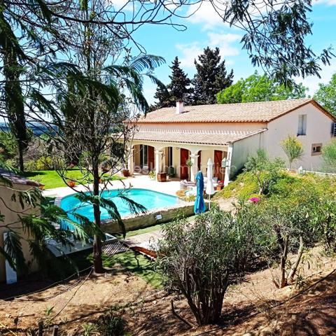 Propriété sur 2 hectares de terrain clôturée AVEC UN LOYER PERÇU DE 1700 EUROS TTC/MOIS
Occitanie, Hérault, Venez découvrir ce havre de paix:
A seulement 15 minutes des plages de Valras-plage, Vendres plage, Sérignan plage avec une vue imprenable sur la vallée, cette propriété
atypique est perchée sur les hauteurs du village de Maraussan, à seulement 5 minutes de toutes les commodités. Vous profiterez du climat
méditerranéen baigné par le chant des cigales.
En pleine nature, dans un parc, au calme, sans vis à vis, cette pépite possède de nombreux atouts:
Ce bien se compose:
D''une villa de 150 M2 avec 4 chambres, 
D' 1 Hangar loué avec bail, 
D' 1 garage, 
D' 1 chalet en bois pour voiture et/outils de jardinage 
De 2 habitations légères entièrement équipées
D'une remise agricole de 90 M2 avec 2 chambres, cuisine, salle de bain, séjour, entrée indépendante avec portail indépendant.

Potentiel de revenu locatif supplémentaire: 
Un terrain agricole attenant clôturé de 6000m² avec entrée indépendante vous attend également
pour culture, écotourisme, centre équestre, ...
Les points forts:
Rentabilité financière ( 25000 EUROS/an): hangar agricole loué avec bail 3/6/9 de 1700 euros/mois)
Vue imprenable sur la vallée
Calme, sans vis à vis
Raccordement au réseau ( eau, électricité, assainissement individuel)
Fibre
Panneaux solaires en auto consommation