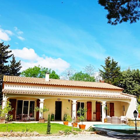 Propriété sur 2 hectares de terrain clôturée AVEC UN LOYER PERÇU DE 1700 EUROS TTC/MOIS
Occitanie, Hérault, Venez découvrir ce havre de paix:
A seulement 15 minutes des plages de Valras-plage, Vendres plage, Sérignan plage avec une vue imprenable sur la vallée, cette propriété
atypique est perchée sur les hauteurs du village de Maraussan, à seulement 5 minutes de toutes les commodités. Vous profiterez du climat
méditerranéen baigné par le chant des cigales.
En pleine nature, dans un parc, au calme, sans vis à vis, cette pépite possède de nombreux atouts:
Ce bien se compose:
D''une villa de 150 M2 avec 4 chambres, 
D' 1 Hangar loué avec bail, 
D' 1 garage, 
D' 1 chalet en bois pour voiture et/outils de jardinage 
De 2 habitations légères entièrement équipées
D'une remise agricole de 90 M2 avec 2 chambres, cuisine, salle de bain, séjour, entrée indépendante avec portail indépendant.

Potentiel de revenu locatif supplémentaire: 
Un terrain agricole attenant clôturé de 6000m² avec entrée indépendante vous attend également
pour culture, écotourisme, centre équestre, ...
Les points forts:
Rentabilité financière ( 25000 EUROS/an): hangar agricole loué avec bail 3/6/9 de 1700 euros/mois)
Vue imprenable sur la vallée
Calme, sans vis à vis
Raccordement au réseau ( eau, électricité, assainissement individuel)
Fibre
Panneaux solaires en auto consommation