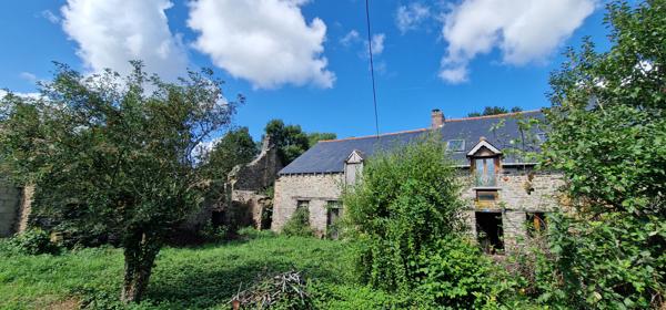 MORBIHAN Maison en pierre, 3 chambres avec maison en pierre attenante à rénover, grand jardin, parking, environnement calme