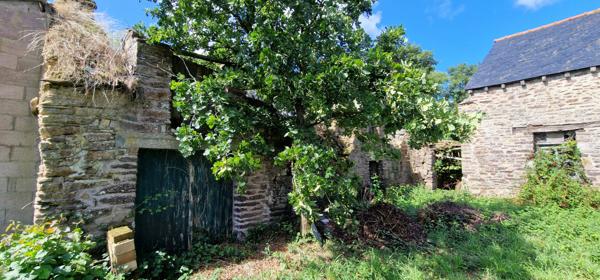 MORBIHAN Maison en pierre, 3 chambres avec maison en pierre attenante à rénover, grand jardin, parking, environnement calme