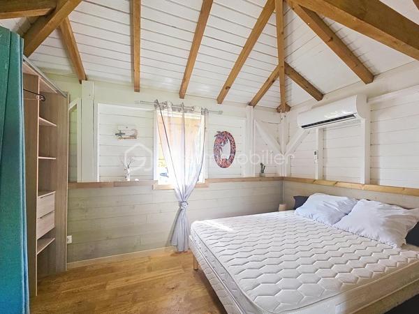EXCLUSIVITE Delphine MIRANDA pour BSK Immobilier 

Saint François 
A quelques minutes du centre et de ses commodités, dans un environnement calme, je vous propose cet ensemble immobilier composé d'une villa mi-bois  mi-béton de 91 m2 habitable ( 142 m2 surface utile)  et son bungalow (18 m2) avec terrasse , le tout édifié sur une parcelle plane entièrement clôturée et végétalisée.
Dés le portail vous entrez dans une grande cours intérieure pouvant accueillir 3 véhicules , la villa se compose d'une grande terrasse abritée en L de plus de 50 m2 offrant coin repas et salon , une grande pièce de vie avec  cuisine équipée et aménagée ouverte sur le salon avec charpente traditionnelle et une belle hauteur sous plafond.
Un dégagement avec de nombreux rangements dessert l'espace nuit avec toilette indépendant, une première chambre climatisée avec une salle d'eau communicante avec la deuxième chambre climatisée, et une grande suite parentale (orientée côté terrasse) avec 2 dressings et une salle d'eau / toilettes , douche à l'italienne.
Jardin autour et attenant , terrasse prolongée d'un deck avec une piscine de dimension 5X 9 . 

Le bungalow dispose d'une coursive abritée pour accéder à un espace privatif avec son jardin , une grande terrasse avec cuisine ouverte , et une pièce de vie offrant 4 couchages (lits superposés et lit 160) , dressing , une salle d'eau avec douche et toilettes.

Vous l'avez compris , votre villa d'habitation avec l'exploitation d'un locatif est un atout incontestable aux Antilles!

Les atouts majeurs de cette maison : 
-  une belle parcelle de terrain plane 
- de beaux volumes bien agencés en 2 modules : nuit et jour 
- beaucoup de rangements 
- fibre optique 
- 2 citernes tampons 650 litres soit 1300 litres et une citerne de récupération d'eaux pluviales de 5000 litres 
- piscine 
- bungalow avec rendement locatif 

N'hésitez pas à me contacter pour de plus amples informations , échanger sur votre projet , accéder à la vidéo et planifier une visite! 
Merci de privilégier le contact par whatsapp appel ou message.