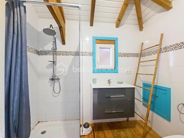 EXCLUSIVITE Delphine MIRANDA pour BSK Immobilier 

Saint François 
A quelques minutes du centre et de ses commodités, dans un environnement calme, je vous propose cet ensemble immobilier composé d'une villa mi-bois  mi-béton de 91 m2 habitable ( 142 m2 surface utile)  et son bungalow (18 m2) avec terrasse , le tout édifié sur une parcelle plane entièrement clôturée et végétalisée.
Dés le portail vous entrez dans une grande cours intérieure pouvant accueillir 3 véhicules , la villa se compose d'une grande terrasse abritée en L de plus de 50 m2 offrant coin repas et salon , une grande pièce de vie avec  cuisine équipée et aménagée ouverte sur le salon avec charpente traditionnelle et une belle hauteur sous plafond.
Un dégagement avec de nombreux rangements dessert l'espace nuit avec toilette indépendant, une première chambre climatisée avec une salle d'eau communicante avec la deuxième chambre climatisée, et une grande suite parentale (orientée côté terrasse) avec 2 dressings et une salle d'eau / toilettes , douche à l'italienne.
Jardin autour et attenant , terrasse prolongée d'un deck avec une piscine de dimension 5X 9 . 

Le bungalow dispose d'une coursive abritée pour accéder à un espace privatif avec son jardin , une grande terrasse avec cuisine ouverte , et une pièce de vie offrant 4 couchages (lits superposés et lit 160) , dressing , une salle d'eau avec douche et toilettes.

Vous l'avez compris , votre villa d'habitation avec l'exploitation d'un locatif est un atout incontestable aux Antilles!

Les atouts majeurs de cette maison : 
-  une belle parcelle de terrain plane 
- de beaux volumes bien agencés en 2 modules : nuit et jour 
- beaucoup de rangements 
- fibre optique 
- 2 citernes tampons 650 litres soit 1300 litres et une citerne de récupération d'eaux pluviales de 5000 litres 
- piscine 
- bungalow avec rendement locatif 

N'hésitez pas à me contacter pour de plus amples informations , échanger sur votre projet , accéder à la vidéo et planifier une visite! 
Merci de privilégier le contact par whatsapp appel ou message.