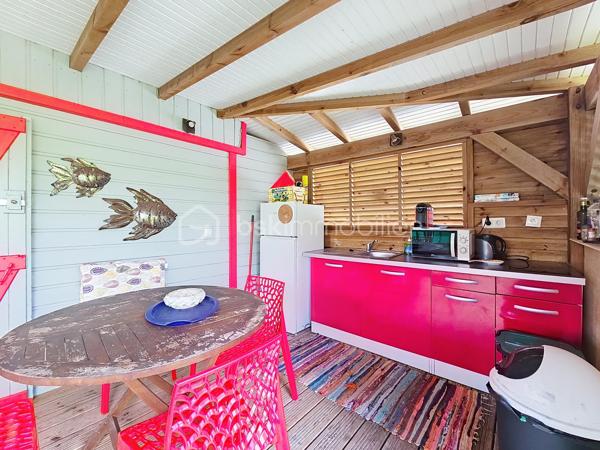 EXCLUSIVITE Delphine MIRANDA pour BSK Immobilier 

Saint François 
A quelques minutes du centre et de ses commodités, dans un environnement calme, je vous propose cet ensemble immobilier composé d'une villa mi-bois  mi-béton de 91 m2 habitable ( 142 m2 surface utile)  et son bungalow (18 m2) avec terrasse , le tout édifié sur une parcelle plane entièrement clôturée et végétalisée.
Dés le portail vous entrez dans une grande cours intérieure pouvant accueillir 3 véhicules , la villa se compose d'une grande terrasse abritée en L de plus de 50 m2 offrant coin repas et salon , une grande pièce de vie avec  cuisine équipée et aménagée ouverte sur le salon avec charpente traditionnelle et une belle hauteur sous plafond.
Un dégagement avec de nombreux rangements dessert l'espace nuit avec toilette indépendant, une première chambre climatisée avec une salle d'eau communicante avec la deuxième chambre climatisée, et une grande suite parentale (orientée côté terrasse) avec 2 dressings et une salle d'eau / toilettes , douche à l'italienne.
Jardin autour et attenant , terrasse prolongée d'un deck avec une piscine de dimension 5X 9 . 

Le bungalow dispose d'une coursive abritée pour accéder à un espace privatif avec son jardin , une grande terrasse avec cuisine ouverte , et une pièce de vie offrant 4 couchages (lits superposés et lit 160) , dressing , une salle d'eau avec douche et toilettes.

Vous l'avez compris , votre villa d'habitation avec l'exploitation d'un locatif est un atout incontestable aux Antilles!

Les atouts majeurs de cette maison : 
-  une belle parcelle de terrain plane 
- de beaux volumes bien agencés en 2 modules : nuit et jour 
- beaucoup de rangements 
- fibre optique 
- 2 citernes tampons 650 litres soit 1300 litres et une citerne de récupération d'eaux pluviales de 5000 litres 
- piscine 
- bungalow avec rendement locatif 

N'hésitez pas à me contacter pour de plus amples informations , échanger sur votre projet , accéder à la vidéo et planifier une visite! 
Merci de privilégier le contact par whatsapp appel ou message.
