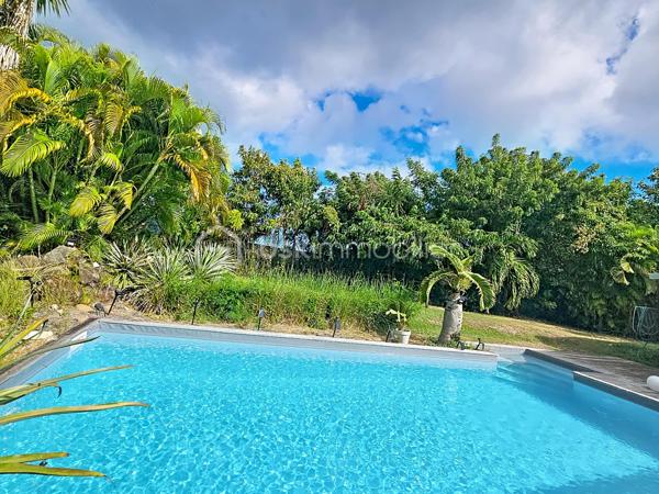 EXCLUSIVITE Delphine MIRANDA pour BSK Immobilier 

Saint François 
A quelques minutes du centre et de ses commodités, dans un environnement calme, je vous propose cet ensemble immobilier composé d'une villa mi-bois  mi-béton de 91 m2 habitable ( 142 m2 surface utile)  et son bungalow (18 m2) avec terrasse , le tout édifié sur une parcelle plane entièrement clôturée et végétalisée.
Dés le portail vous entrez dans une grande cours intérieure pouvant accueillir 3 véhicules , la villa se compose d'une grande terrasse abritée en L de plus de 50 m2 offrant coin repas et salon , une grande pièce de vie avec  cuisine équipée et aménagée ouverte sur le salon avec charpente traditionnelle et une belle hauteur sous plafond.
Un dégagement avec de nombreux rangements dessert l'espace nuit avec toilette indépendant, une première chambre climatisée avec une salle d'eau communicante avec la deuxième chambre climatisée, et une grande suite parentale (orientée côté terrasse) avec 2 dressings et une salle d'eau / toilettes , douche à l'italienne.
Jardin autour et attenant , terrasse prolongée d'un deck avec une piscine de dimension 5X 9 . 

Le bungalow dispose d'une coursive abritée pour accéder à un espace privatif avec son jardin , une grande terrasse avec cuisine ouverte , et une pièce de vie offrant 4 couchages (lits superposés et lit 160) , dressing , une salle d'eau avec douche et toilettes.

Vous l'avez compris , votre villa d'habitation avec l'exploitation d'un locatif est un atout incontestable aux Antilles!

Les atouts majeurs de cette maison : 
-  une belle parcelle de terrain plane 
- de beaux volumes bien agencés en 2 modules : nuit et jour 
- beaucoup de rangements 
- fibre optique 
- 2 citernes tampons 650 litres soit 1300 litres et une citerne de récupération d'eaux pluviales de 5000 litres 
- piscine 
- bungalow avec rendement locatif 

N'hésitez pas à me contacter pour de plus amples informations , échanger sur votre projet , accéder à la vidéo et planifier une visite! 
Merci de privilégier le contact par whatsapp appel ou message.