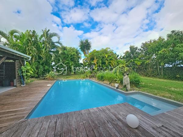 EXCLUSIVITE Delphine MIRANDA pour BSK Immobilier 

Saint François 
A quelques minutes du centre et de ses commodités, dans un environnement calme, je vous propose cet ensemble immobilier composé d'une villa mi-bois  mi-béton de 91 m2 habitable ( 142 m2 surface utile)  et son bungalow (18 m2) avec terrasse , le tout édifié sur une parcelle plane entièrement clôturée et végétalisée.
Dés le portail vous entrez dans une grande cours intérieure pouvant accueillir 3 véhicules , la villa se compose d'une grande terrasse abritée en L de plus de 50 m2 offrant coin repas et salon , une grande pièce de vie avec  cuisine équipée et aménagée ouverte sur le salon avec charpente traditionnelle et une belle hauteur sous plafond.
Un dégagement avec de nombreux rangements dessert l'espace nuit avec toilette indépendant, une première chambre climatisée avec une salle d'eau communicante avec la deuxième chambre climatisée, et une grande suite parentale (orientée côté terrasse) avec 2 dressings et une salle d'eau / toilettes , douche à l'italienne.
Jardin autour et attenant , terrasse prolongée d'un deck avec une piscine de dimension 5X 9 . 

Le bungalow dispose d'une coursive abritée pour accéder à un espace privatif avec son jardin , une grande terrasse avec cuisine ouverte , et une pièce de vie offrant 4 couchages (lits superposés et lit 160) , dressing , une salle d'eau avec douche et toilettes.

Vous l'avez compris , votre villa d'habitation avec l'exploitation d'un locatif est un atout incontestable aux Antilles!

Les atouts majeurs de cette maison : 
-  une belle parcelle de terrain plane 
- de beaux volumes bien agencés en 2 modules : nuit et jour 
- beaucoup de rangements 
- fibre optique 
- 2 citernes tampons 650 litres soit 1300 litres et une citerne de récupération d'eaux pluviales de 5000 litres 
- piscine 
- bungalow avec rendement locatif 

N'hésitez pas à me contacter pour de plus amples informations , échanger sur votre projet , accéder à la vidéo et planifier une visite! 
Merci de privilégier le contact par whatsapp appel ou message.