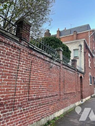 "EXCLUSIVITÉ" entre Vauban et Port de Lille.

Grande maison semi individuelle avec jardin, garage...