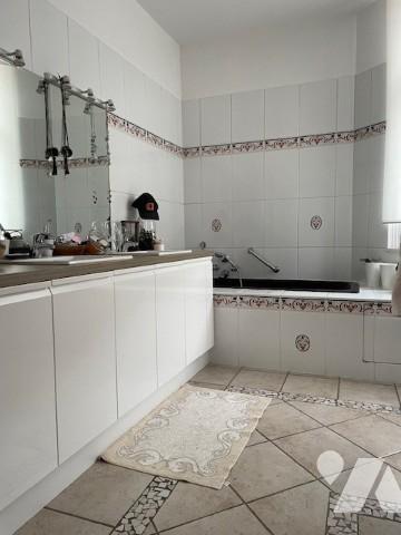 "EXCLUSIVITÉ" entre Vauban et Port de Lille.

Grande maison semi individuelle avec jardin, garage...