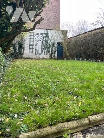 "EXCLUSIVITÉ" entre Vauban et Port de Lille.

Grande maison semi individuelle avec jardin, garage...