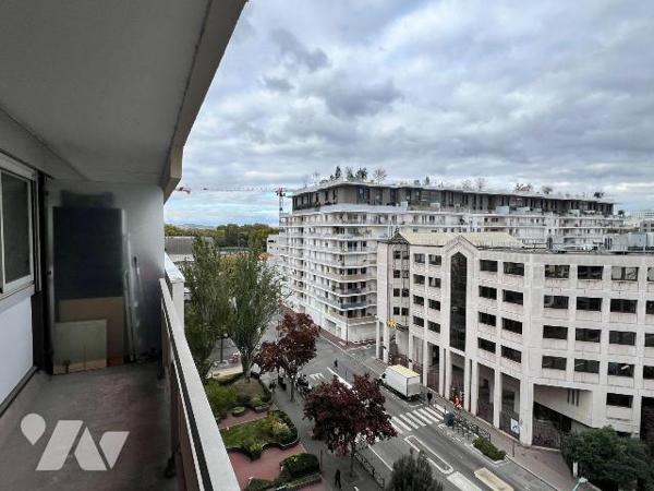 Situé au 7ème étage d'une résidence bien entretenue avec gardien, ascenseur et espace vert. Cet...