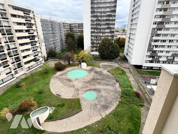 Situé au 7ème étage d'une résidence bien entretenue avec gardien, ascenseur et espace vert. Cet...