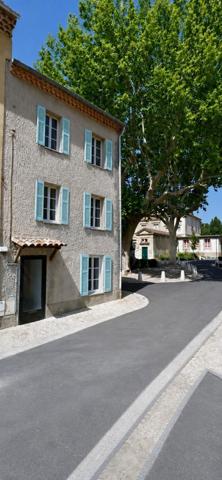 Appartement de village sur 3 niveaux offrant un fort potentiel ! Travaux à prévoir pour révéler tout le charme de ce bien idéalement situé au cœur du village. Combles aménageables permettant d’agrandir l’espace selon vos envies. Une belle opportunité pour résidence principale, investissement locatif ou projet de rénovation.