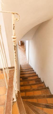 Appartement de village sur 3 niveaux offrant un fort potentiel ! Travaux à prévoir pour révéler tout le charme de ce bien idéalement situé au cœur du village. Combles aménageables permettant d’agrandir l’espace selon vos envies. Une belle opportunité pour résidence principale, investissement locatif ou projet de rénovation.