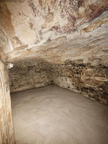 Appartement de village sur 3 niveaux offrant un fort potentiel ! Travaux à prévoir pour révéler tout le charme de ce bien idéalement situé au cœur du village. Combles aménageables permettant d’agrandir l’espace selon vos envies. Une belle opportunité pour résidence principale, investissement locatif ou projet de rénovation.