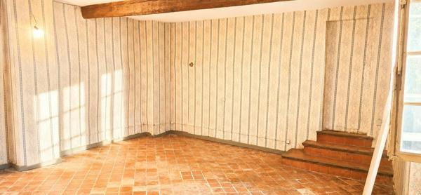 Appartement de village sur 3 niveaux offrant un fort potentiel ! Travaux à prévoir pour révéler tout le charme de ce bien idéalement situé au cœur du village. Combles aménageables permettant d’agrandir l’espace selon vos envies. Une belle opportunité pour résidence principale, investissement locatif ou projet de rénovation.