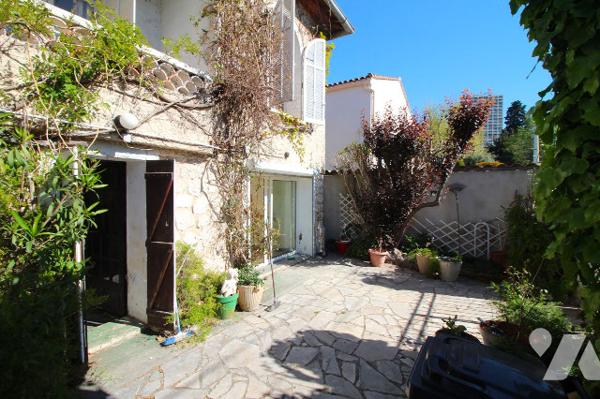Jolie Villa de 130m2 habitables (avec 1 jardin & 1 belle terrasse) sur 1 terrain 175m2 à Mazargues