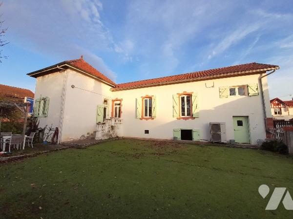 SAINT-GAUDENS, poche du centre-ville,  maison exposée sud avec jardin arboré et clôturé  de 971 m².