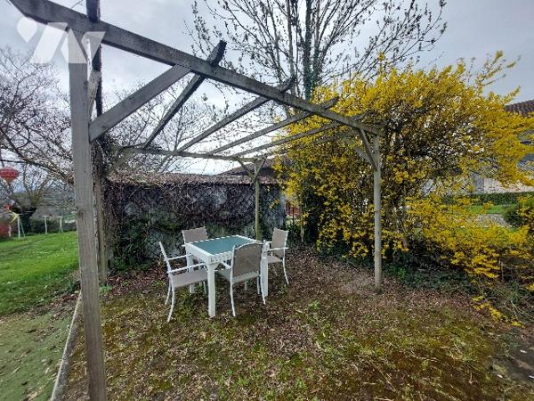 SAINT-GAUDENS, poche du centre-ville,  maison exposée sud avec jardin arboré et clôturé  de 971 m².