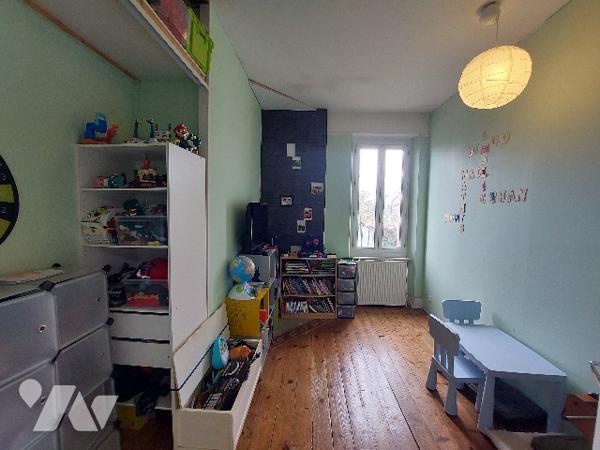 SAINT-GAUDENS, poche du centre-ville,  maison exposée sud avec jardin arboré et clôturé  de 971 m².